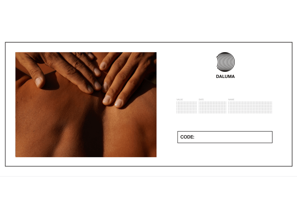 Links massieren Hände einen nackten Rücken, rechts erscheint das DALUMA-Logo über gepunkteten Feldern und einem Feld mit der Aufschrift "DALUMA THE GOOD VOUCHER GUTSCHEIN" für Geschenkcodes in Höhe von 10, 20, 50, 100 oder 200 Euro.