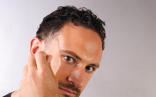 Mann der sich eine Maske abzieht