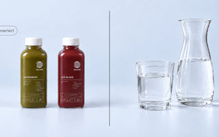 Vergleichsbild mit Trennlinie, links die kaltgepressten DALUMA Säfte Supergreen und Life Blood, rechts ein Glas und eine Karaffe mit Wasser vor hellblauem Hintergrund.