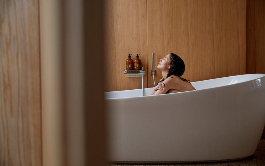 Eisbaden als Detox-Praxis im Sommer – Wie es deine Saftkur unterstützr - DALUMA