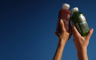 DALUMA Life Blood und Supergreen vor blauem Himmel in die Höhe gehalten.