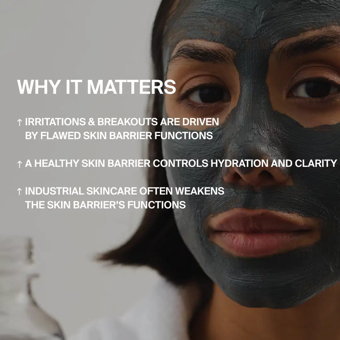 Eine Frau trägt eine dunkle Gesichtsmaske und blickt in die Kamera, während der eingeblendete Text hervorhebt, wie das 2x MASK BUNDLE von DALUMA die Gesundheit der Hautbarriere unterstützt, indem es die Hydratation fördert, die Klarheit verbessert und vor Schäden durch industrielle Hautpflege schützt.