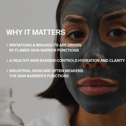 Eine Frau trägt eine dunkle Gesichtsmaske und blickt in die Kamera, während der eingeblendete Text hervorhebt, wie das 2x MASK BUNDLE von DALUMA die Gesundheit der Hautbarriere unterstützt, indem es die Hydratation fördert, die Klarheit verbessert und vor Schäden durch industrielle Hautpflege schützt.