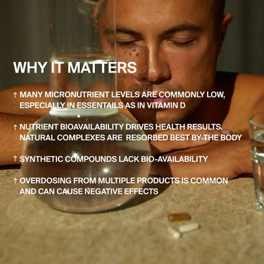 Eine Person sitzt mit geschlossenen Augen hinter einem Glas Wasser und DALUMA 360 DAILY ESSENTIALS SUPPLEMENT an einem Tisch und hebt die Bedeutung von Mikronährstoffen auf pflanzlicher Basis, die Bioverfügbarkeit und die sichere Dosierung hervor.