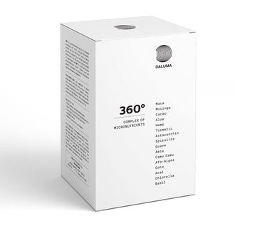 Die weiße, rechteckige DALUMA 360 DAILY ESSENTIALS SUPPLEMENT Box zeigt auf der Vorderseite eine Liste von pflanzlichen Mikronährstoffen wie Maca, Moringa, Kakao, Aloe, Hanf und Kurkuma, die eine natürliche tägliche Ernährung ermöglichen.