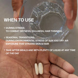 Eine Hand hält zwei beigefarbene DALUMA SIX ELEMENTS SKIN KOLLAGEN KAPSELN - vollgepackt mit Meereskollagen und Omega 3 -, während die andere ein Glas Wasser über den Kopf hält. Bei Stress, saisonalen Veränderungen oder nach den Mahlzeiten mit viel Flüssigkeit einnehmen.