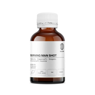 Die braune Glasflasche von DALUMA mit der Aufschrift BURNING MAN INGWERSHOT enthält Kombucha, Ingwersaft, Oregano, Zitronensaft und Cayennepfeffer. Damit ist dieser zu 100 % pflanzliche, rohe und biologische Shot eine natürliche Möglichkeit, Ihr Immunsystem zu unterstützen. Erhältlich als 12er-Pack.