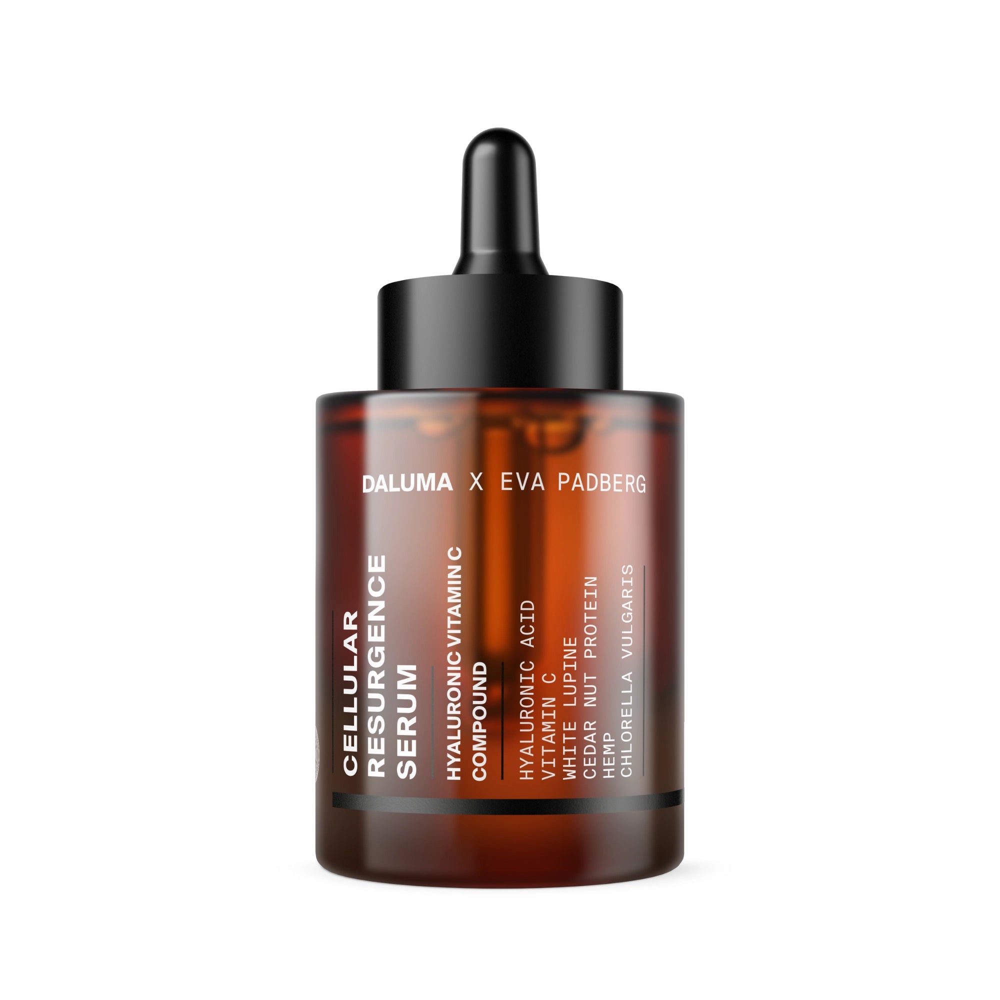Eine Tropfflasche aus braunem Glas mit der Aufschrift DALUMA CELLULAR RESURGENCE ANTI AGING SERUM, mit Hyaluronsäure, Vitamin C, Seelupinenprotein und Chlorella vulgaris für eine intensive Hauterneuerung.