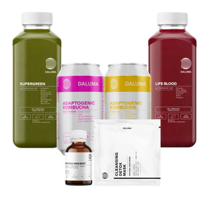 Das CLEANSE DAY-Set von DALUMA besteht aus zwei kaltgepressten Säften, zwei adaptogenen Kombucha-Dosen, einer Shot-Flasche und zwei Packungen mit reinigenden Deckmasken, die alle auf einem weißen Hintergrund abgebildet sind.