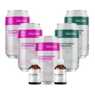 Ein Halbkreis aus fünf DALUMA DAILY KOMBUCHA BOOSTER PACKAGE Dosen mit rosa und grünem Etikett steht hinter drei "Morning Man Shot"-Flaschen, die auf weißem Hintergrund die Kraft der probiotischen Kulturen für eine ausgewogene Darmflora präsentieren.