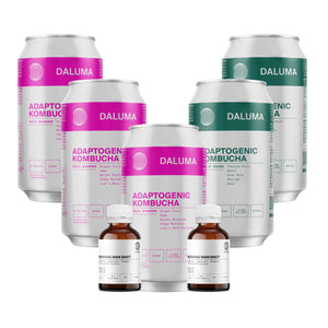 Ein Halbkreis aus fünf DALUMA DAILY KOMBUCHA BOOSTER PACKAGE Dosen mit rosa und grünem Etikett steht hinter drei "Morning Man Shot"-Flaschen, die auf weißem Hintergrund die Kraft der probiotischen Kulturen für eine ausgewogene Darmflora präsentieren.