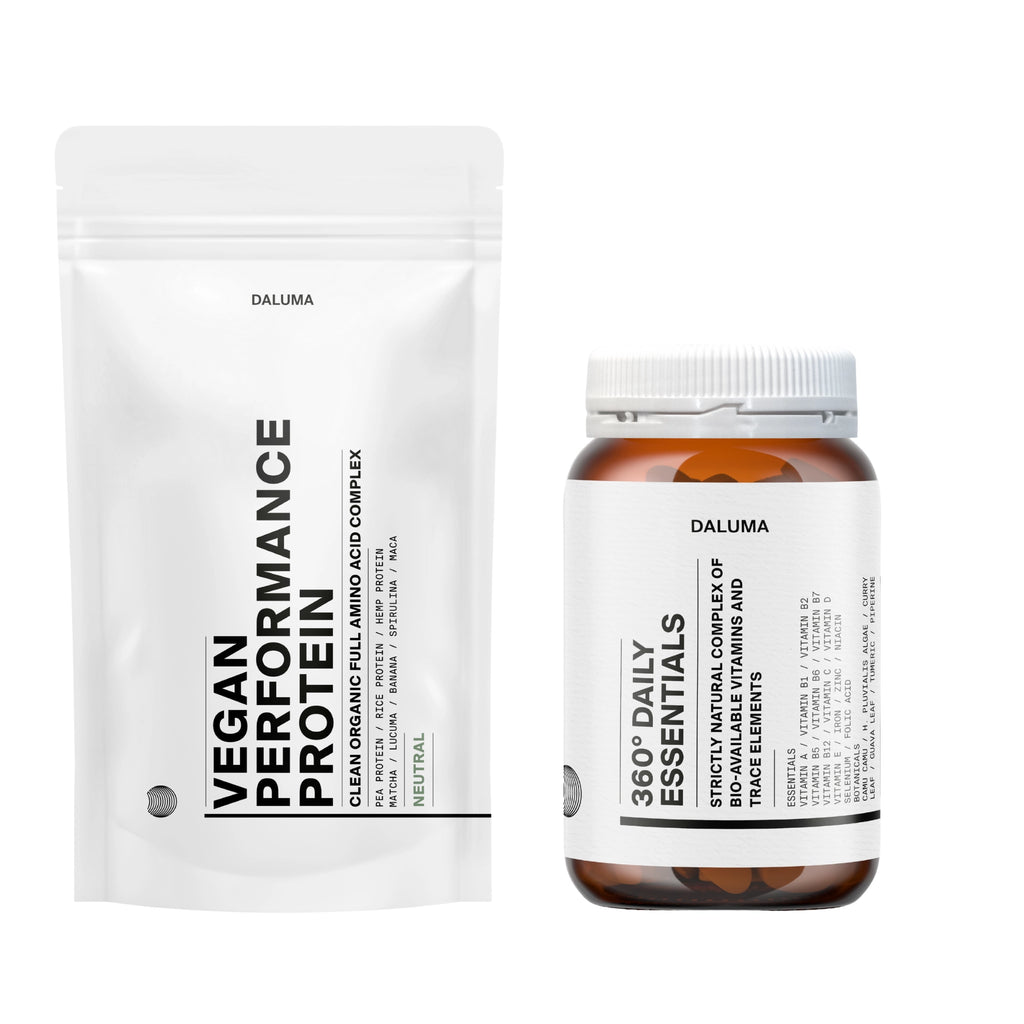 Das PERFORMANCE DUO NEUTRAL von DALUMA besteht aus einem weißen Vegan Performance-Beutel und einer braunen 360° Daily Essentials-Flasche und bietet Nahrungsergänzungsmittel für den Muskelaufbau und das tägliche Wohlbefinden.