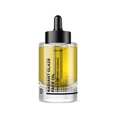 Eine Klarglasflasche mit gelbem RADIANT GLAZE GESICHTSÖL von DALUMA mit schwarzem Tropfverschluss und minimalistischem Design verkörpert nachhaltige Kosmetik für exquisite Hautpflege, präsentiert vor weißem Hintergrund.