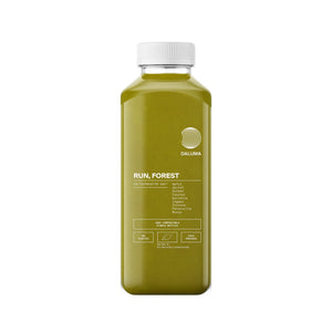Eine klare Kunststoffflasche mit weißem Verschluss enthält DALUMA RUN, FOREST GREEN JUICE. Die Vorderseite zeigt minimalistischen weißen Text mit Zutaten und hebt das Kaltpressverfahren für maximale Frische hervor.