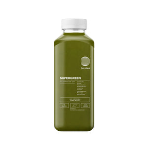 Eine durchsichtige Plastikflasche mit weißem Deckel enthält DALUMA SUPERGREEN GREEN JUICE. Zutaten und Nährwertangaben für diesen kaltgepressten Saft sind in weißer Schrift auf der Vorderseite der Flasche aufgedruckt.