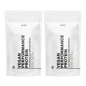 Zwei weiße, wiederverschließbare Beutel mit der Aufschrift "VEGANES PERFORMANCE PROTEIN VANILLE DOUBLE" von DALUMA, die in fetter schwarzer Schrift pflanzliches Protein mit natürlichem Vanillegeschmack und einem vollständigen Aminosäurenprofil hervorheben.