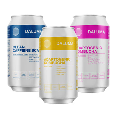 Es werden drei Getränkedosen aus dem DALUMA KOMBUCHA & ENERGY DISCOVERY SET gezeigt: Clean Caffeine BCAA (blau), Adaptogenic Kombucha (gelb) und Adaptogenic Kombucha (rosa). Jede Dose hebt wichtige Inhaltsstoffe wie Adaptogene und rohes Kombucha hervor und ist mit Symbolen für „vegan“, „natürlich“ und „kalorienarm“ versehen, wobei die Vorteile der probiotischen Kulturen besonders hervorgehoben werden.