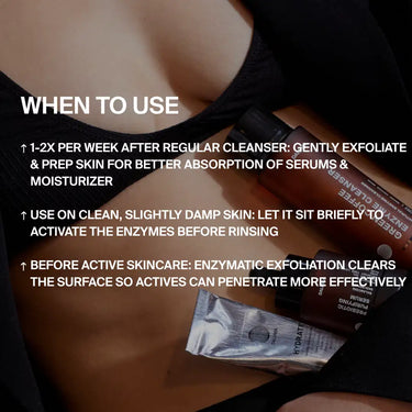 Nahaufnahme einer Person in Schwarz, die DALUMA GREEN COFFEE CLEANSER ENZYMPEELING in der Hand hält. Überlagerter Text: 1-2 mal wöchentlich auf die saubere, feuchte Haut auftragen für eine natürliche Hautregeneration und verbesserte Aufnahme.