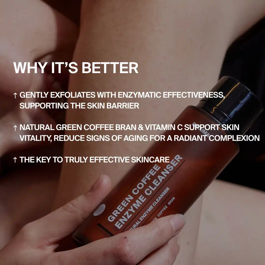 Eine Person hält eine braune Flasche DALUMA GREEN COFFEE CLEANSER ENZYMPEELING gegen ihren Arm. Der weiße Text hebt hervor: Sanfte Hautpflege, natürliche Hautregeneration, sanftes Peeling, Unterstützung der Hautvitalität und Anti-Aging-Pflege.
