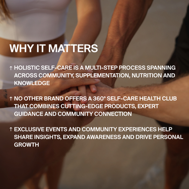 Vier Menschen reichen sich einträchtig die Hände. Der eingeblendete Text hebt die ganzheitliche Selbstfürsorge, die einzigartigen Vorteile des Fitnessclubs und den Wert der DALUMA HEALTH CLUB PRO MITGLIEDSCHAFT für eine fachkundige Anleitung und ein erfolgreiches Wellness-Programm hervor.