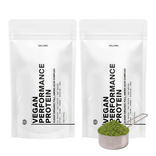 Zwei weiße wiederverschließbare Beutel mit der Aufschrift VEGANES PERFORMANCE PROTEIN NEUTRAL DOUBLE von DALUMA stehen Seite an Seite. Das minimalistische Design weist einen fetten schwarzen Text auf und unterstreicht diese pflanzliche Proteinquelle für den Muskelaufbau mit einem kleinen Neutral-Geschmacksetikett.