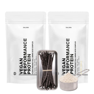 Zwei weiße, wiederverschließbare Beutel mit der Aufschrift "VEGANES PERFORMANCE PROTEIN VANILLE DOUBLE" von DALUMA, die in fetter schwarzer Schrift pflanzliches Protein mit natürlichem Vanillegeschmack und einem vollständigen Aminosäurenprofil hervorheben.