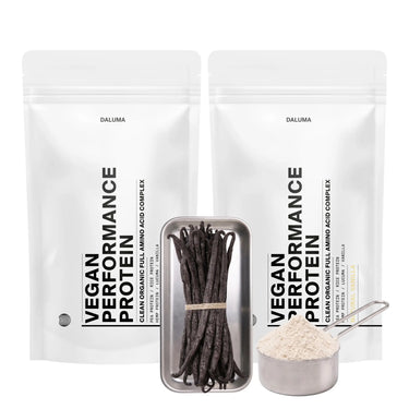 Zwei weiße, wiederverschließbare Beutel mit der Aufschrift "VEGANES PERFORMANCE PROTEIN VANILLE DOUBLE" von DALUMA, die in fetter schwarzer Schrift pflanzliches Protein mit natürlichem Vanillegeschmack und einem vollständigen Aminosäurenprofil hervorheben.