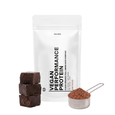 Ein weißer, wiederverschließbarer Beutel mit der Aufschrift VEGANES PERFORMANCE PROTEIN KAKAO" von DALUMA weist auf einer minimalistischen Verpackung mit schwarzem und orangefarbenem Text auf den vollen Aminosäurekomplex" und Rohkakao" hin, um dieses pflanzliche Protein hervorzuheben.
