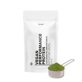 Ein weißer, wiederverschließbarer Beutel mit der Aufschrift DALUMA VEGANES PERFORMANCE PROTEIN NEUTRAL und grünem und schwarzem Text. Dieses vegane Protein enthält biologische Zutaten, einen vollständigen Aminosäurekomplex und einen neutralen Geschmack.
