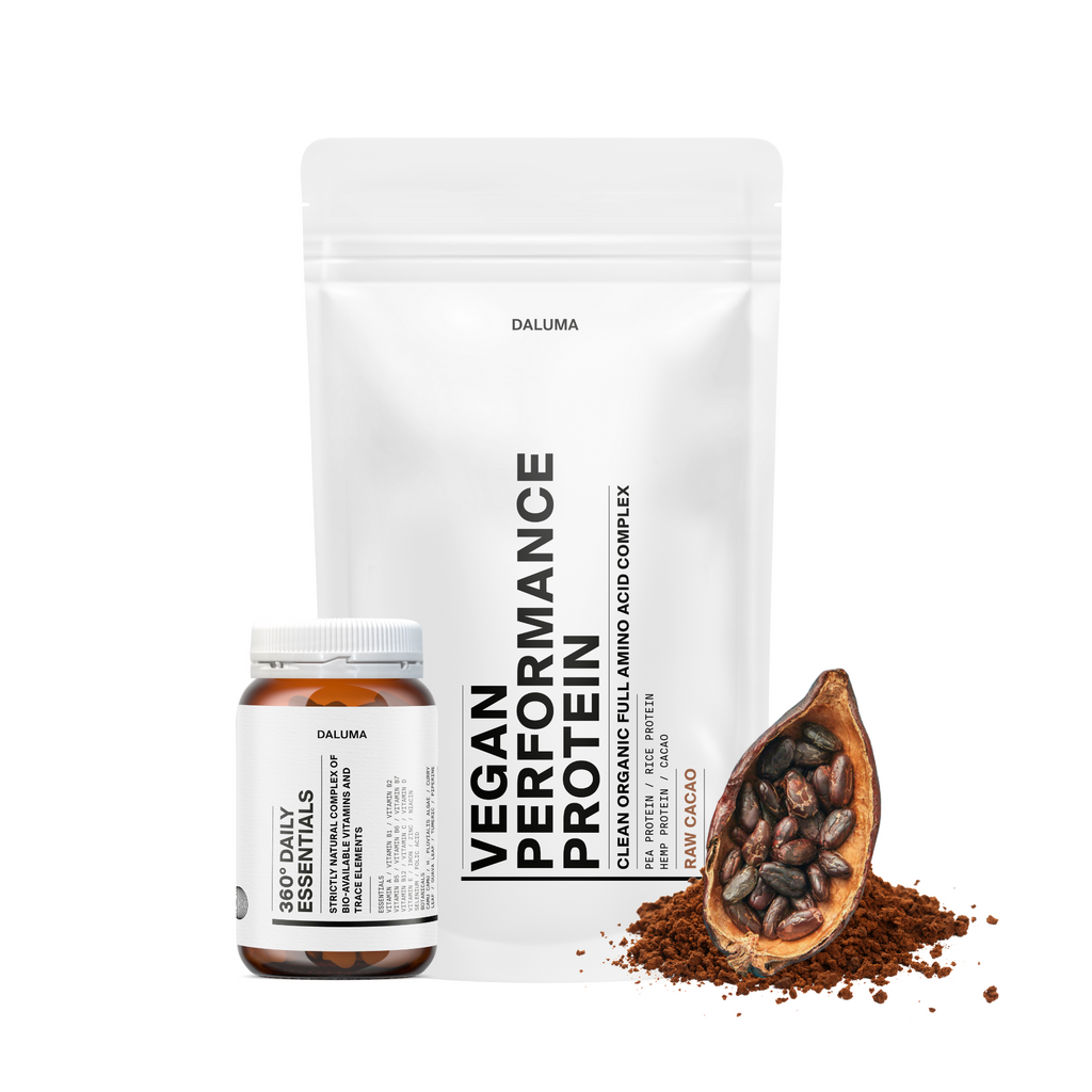 Auf weißem Hintergrund ist das PERFORMANCE DUO KAKAO von DALUMA zu sehen, das mit Bio-Protein-Pulver und Essentials für den täglichen Bedarf ausgestattet ist, um diese mit Kakao angereicherte Auswahl hervorzuheben.