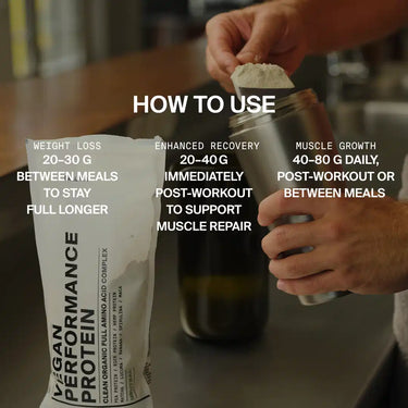 Jeweils einen Messlöffel DALUMA VEGANES PERFORMANCE PROTEIN ALL FLAVORS in einen Shaker geben. Verwenden Sie 20-30 g zwischen den Mahlzeiten zur Gewichtsabnahme, 20-40 g nach dem Training zur Erholung oder 40-80 g täglich zur Unterstützung des Muskelaufbaus.