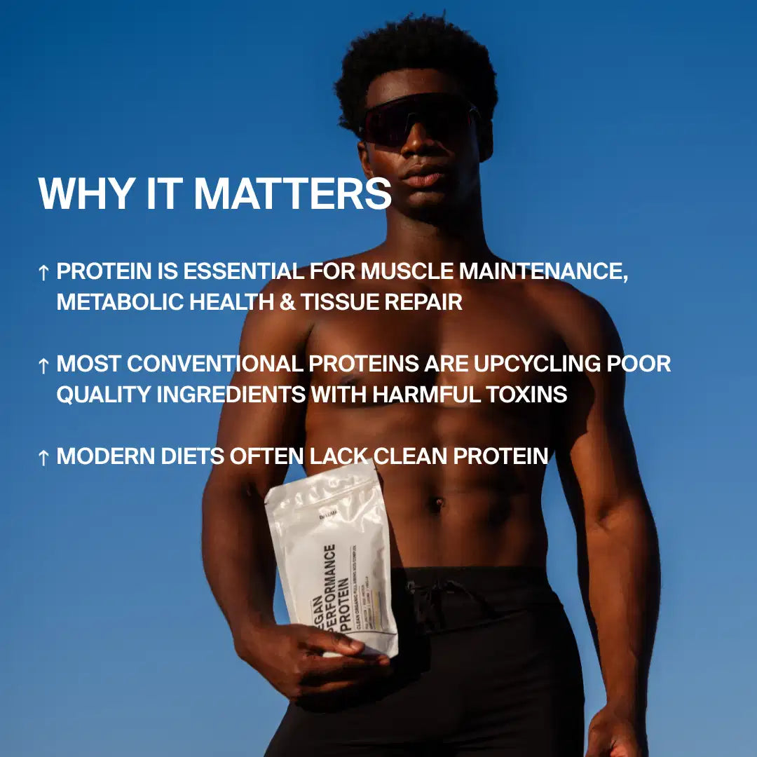 Ein muskulöser Mann mit Sonnenbrille steht unter einem klaren blauen Himmel und hält eine Tüte DALUMA VEGANES PERFORMANCE PROTEIN NEUTRAL DOUBLE. Der eingeblendete Text hebt die Vorteile von pflanzlichem Protein für den Muskelaufbau, die Gesundheit und den Kontrast zu herkömmlichen Proteinen hervor.