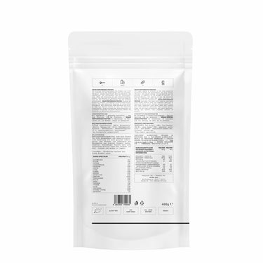 Ein weißer, wiederverschließbarer Beutel, der von hinten gezeigt wird, zeigt detaillierten schwarzen Text, einschließlich Nährwertangaben, Zutaten und Anweisungen für DALUMA VEGANES PERFORMANCE PROTEIN KAKAO DOUBLE. Das minimalistische Design hat klare Abschnitte und einen Barcode am Boden.