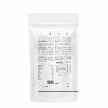 Die Rückseite des minimalistischen weißen DALUMA VEGANES PERFORMANCE PROTEIN VANILLE Beutels zeigt ein klares Layout mit schwarzem Text, detaillierten Nährwertangaben zu veganem Protein, Zutaten und schwarzen Barcodes auf einer wiederverschließbaren Verpackung.