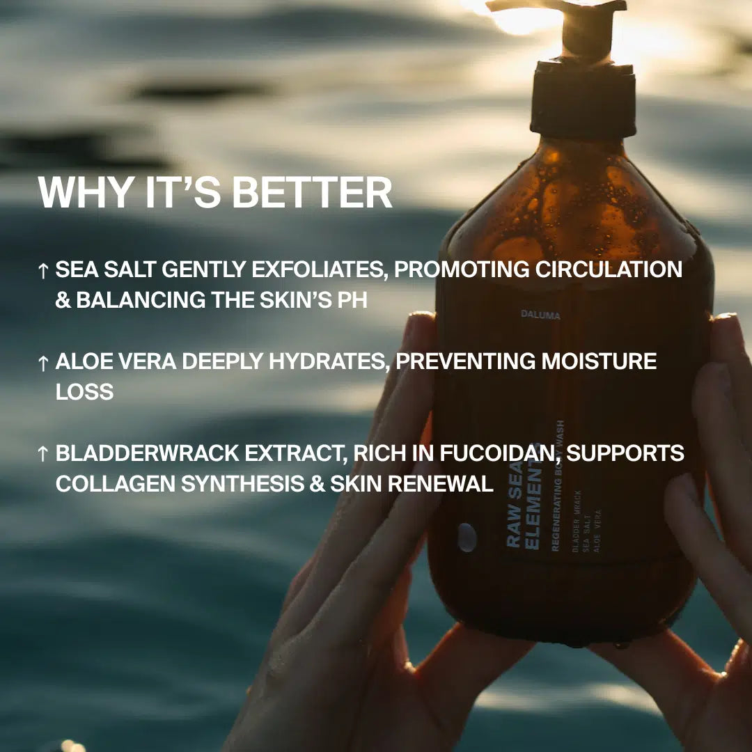 Eine Hand hält eine braune Pumpflasche mit der Aufschrift RAW SEA ELEMENTS SHOWER GEL von DALUMA vor blauem, plätscherndem Wasser. Zu den hervorgehobenen Vorteilen gehören Peeling, Feuchtigkeitspflege durch Aloe, Hauterneuerung und Reinigung durch Meersalz für erfrischte, hydratisierte Haut.