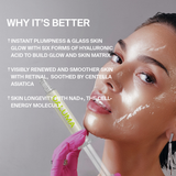 Eine Person mit strahlender Haut hält einen spritzenförmigen Applikator für ihre LONGEVITY SKIN GLOW MASKE 5 PACK-Behandlung in der Hand, daneben sind die Vorteile wie Hyaluronsäure und NAD+ für einen Glass-Skin-Effekt aufgeführt.
