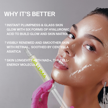 Eine Person mit strahlender Haut hält einen spritzenförmigen Applikator für ihre LONGEVITY SKIN GLOW MASKE 5 PACK-Behandlung in der Hand, daneben sind die Vorteile wie Hyaluronsäure und NAD+ für einen Glass-Skin-Effekt aufgeführt.