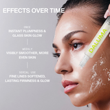 Eine Person trägt ein Retinal-Serum mit einem Rollapplikator auf ihre Wange auf, direkt neben einem Text, in dem die Ergebnisse der LONGEVITY SKIN GLOW MASKE 5 PACK aufgeführt sind.