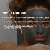 Eine Frau mit lockigem Haar trägt eine graue DALUMA CLEANSING AKTIVKOHLE FACE MASK und blickt in die Kamera. Der weiße Text verweist auf sanfte Inhaltsstoffe, feuchtigkeitsspendende Pflege, keine porenverstopfenden Alkohole und frei von aggressiven Tensiden.