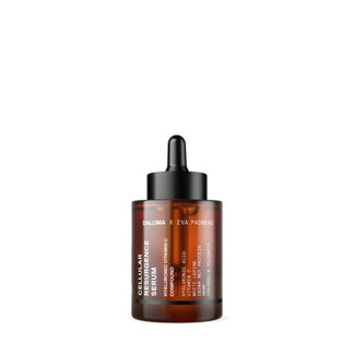 Eine Tropfflasche aus braunem Glas mit der Aufschrift CELLULAR RESURGENCE ANTI AGING SERUM von DALUMA, mit weißem und orangefarbenem Text, Hyaluronsäure für die Hauterneuerung, und einem schwarzen Tropfverschluss auf weißem Hintergrund.