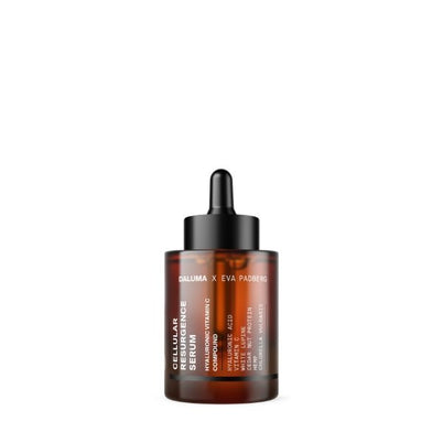Eine Tropfflasche aus braunem Glas mit der Aufschrift CELLULAR RESURGENCE ANTI AGING SERUM von DALUMA, mit weißem und orangefarbenem Text, Hyaluronsäure für die Hauterneuerung, und einem schwarzen Tropfverschluss auf weißem Hintergrund.