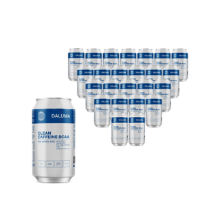 Siebzehn Dosen DALUMA CLEAN BCAA ENERGY DRINK aus dem 24er-Pack, in Silber mit blau-weißem Etikett, sind in einem Dreieck angeordnet. Eine Dose ist vorne vergrößert und zeigt die Details des CLEAN CAFFEINE BCAA-Etiketts.