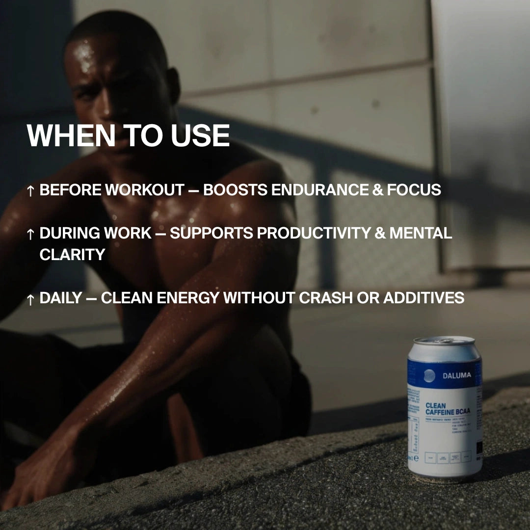 Ein Mann schwitzt nach dem Sport im Freien, im Vordergrund steht eine Dose DALUMA CLEAN BCAA ENERGY DRINK. Der Text hebt die Verwendungsmöglichkeiten hervor: vor dem Training, während der Arbeit und täglich für saubere Energie.
