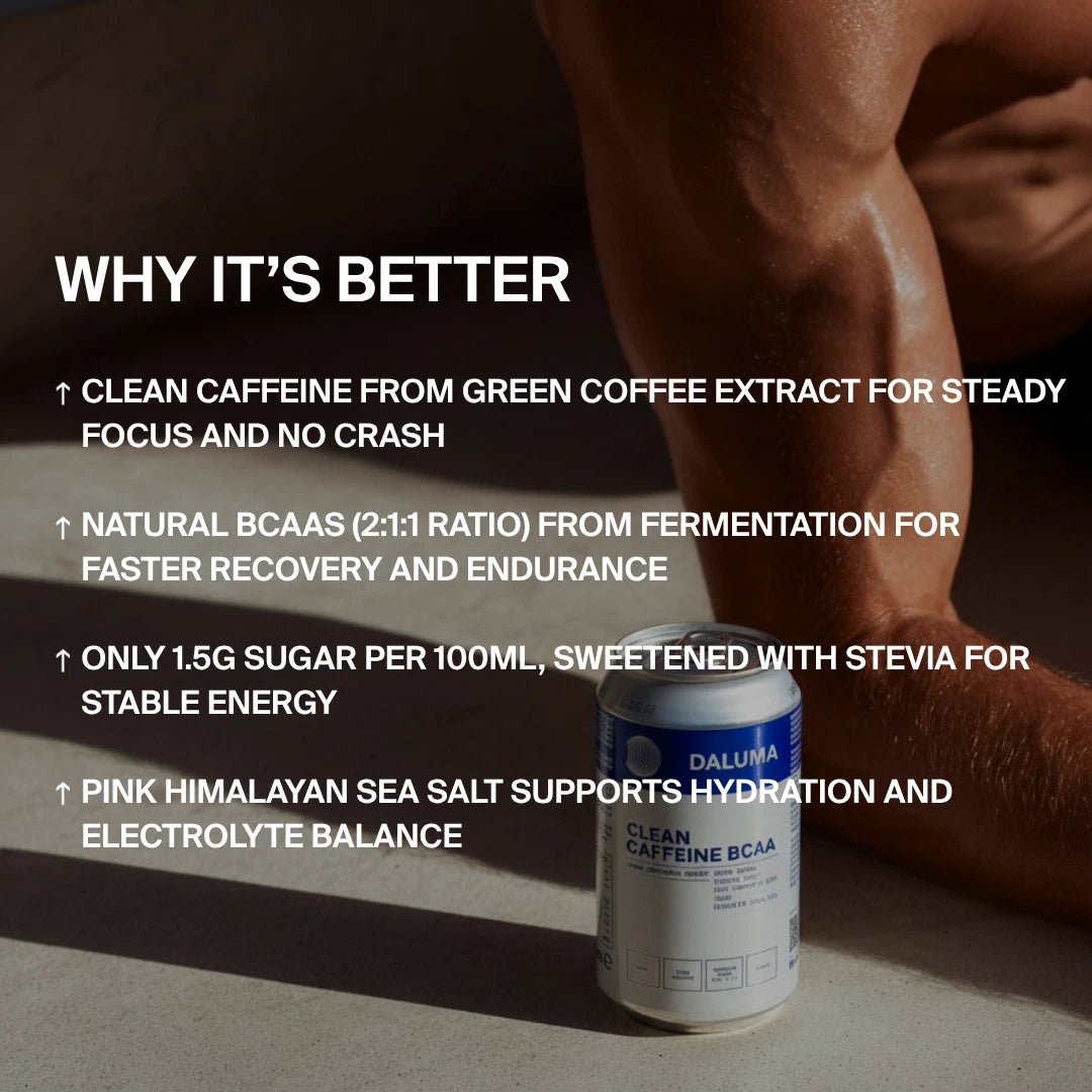Eine Dose DALUMA CLEAN BCAA ENERGY DRINK ruht neben den Beinen einer Person. Der überlagerte Text hebt die Vorteile hervor: vegane BCAAs, reines Koffein, wenig Zucker und Himalaya-Meersalz für einen natürlichen Energieschub.
