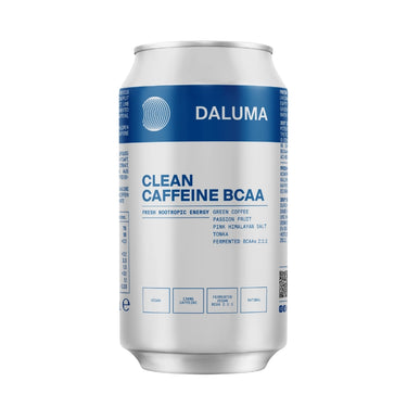 Eine silberne Dose DALUMA CLEAN BCAA ENERGY DRINK 6 PACK zeigt ein blau-weißes Design, grünen Kaffee, Passionsfrucht und rosa Himalaya-Salz. Vegane Icons heben die natürlichen Vorteile wie pflanzliche BCAAs hervor.