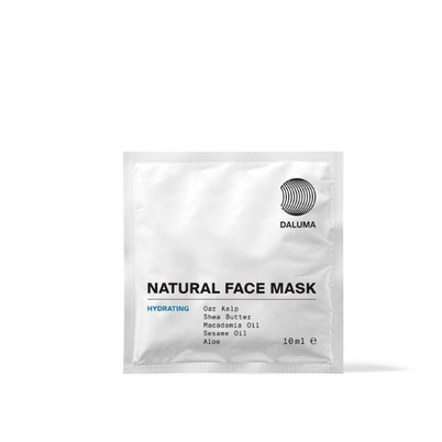 Ein weißes Päckchen mit der Aufschrift DALUMA DEEP HYDRATION FEUCHTIGKEITSMASKE mit natürlichen Inhaltsstoffen wie Oar Kelp, Shea Butter und Aloe. Diese 10 ml Feuchtigkeitsmaske bietet intensive Feuchtigkeitspflege, die auf der Verpackung blau hervorgehoben ist.