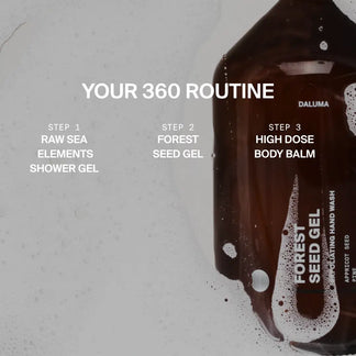 Eine braune DALUMA FOREST SEED GEL HAND WASH Flasche ruht auf einer seifigen Oberfläche und erinnert an reine Hautpflege mit natürlichen Inhaltsstoffen. Der Text lautet: Schritt 1: Raw Sea Elements Duschgel, Schritt 2: FOREST SEED GEL HAND WASH, Schritt 3: High Dose Body Balm.
