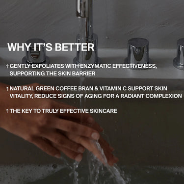 Eine Person wäscht sich die Hände unter einem laufenden Wasserhahn. Der eingeblendete Text hebt hervor: sanftes enzymatisches Peeling mit Aprikosenkernen, Unterstützung der Hautbarriere, Steigerung der natürlichen Vitalität und Reduzierung von Alterserscheinungen mit DALUMA FOREST SEED GEL PEELING HANDSEIFE.