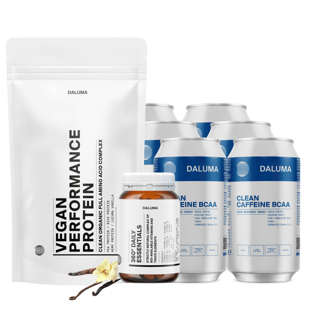 Das DALUMA HOLISTIC ENERGY PACK enthält einen weißen Beutel pflanzliches Protein mit Vanilleblüten, eine Flasche Daily Essentials Kapseln für die tägliche Nährstoffversorgung, und sechs Dosen veganen BCAAs Clean Caffeine Drink.