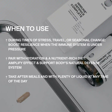 Eine Nahaufnahme zeigt eine DEFENCE DUO-Kapsel von DALUMA neben einem silbernen Löffel, einer Braunglasflasche und einer Verpackung, auf der die Verwendung bei Stress, auf Reisen oder bei saisonalen Veränderungen zur Unterstützung des Immunsystems beschrieben wird.